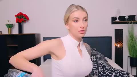 Lia online show from February 16, 9:18 am