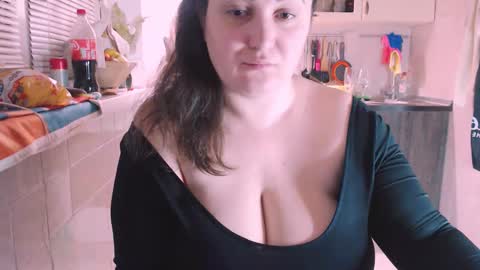 Snapshot of liahsofty chatting on January 1, 5:44 pm miss Lia  colection for travel online show from January 1, 5:44 pm