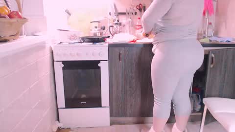 Snapshot of liahsofty chatting on December 13, 6:05 pm miss Lia  colection for travel online show from December 13, 6:05 pm