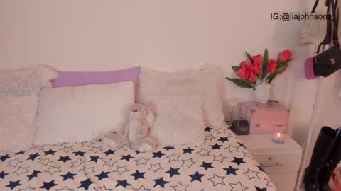 Lia Johnsons online show from December 5, 1:20 am