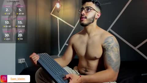 LIAM KLEIN online show from March 8, 3:16 pm