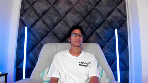 Liam twink big dick online show from May 23, 11:39 am