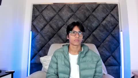 Liam twink big dick online show from May 29, 11:30 am
