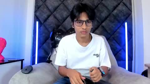 Liam twink big dick online show from June 5, 11:26 am