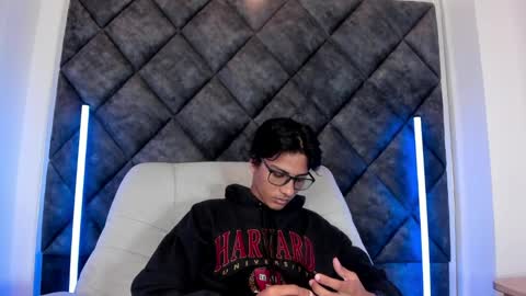 Liam twink big dick online show from May 31, 6:09 pm