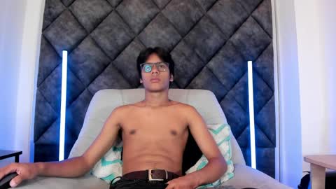 Liam twink big dick online show from May 24, 11:50 am