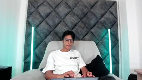 Liam twink big dick online show from May 16, 10:36 am