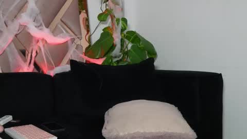 Lian Oconner online show from October 16, 1:49 am