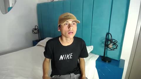 Snapshot of lianross_ chatting on October 4, 3:59 am lianross online show from October 4, 3:59 am