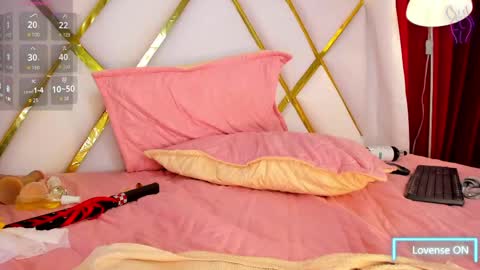 lila_pinky_ online show from April 27, 2:14 pm