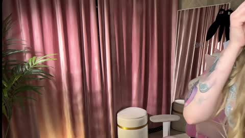 Lili online show from March 5, 1:09 pm