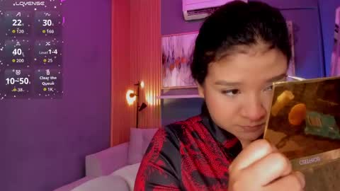 holis soy lily chang no olvides el pulgar arriba es muy importante para mi 3 independent model online show from May 4, 7:42 pm