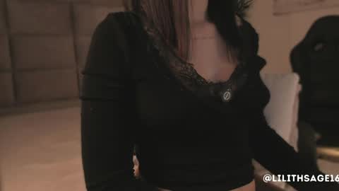 lilith_sage_ online show from April 17, 8:22 pm