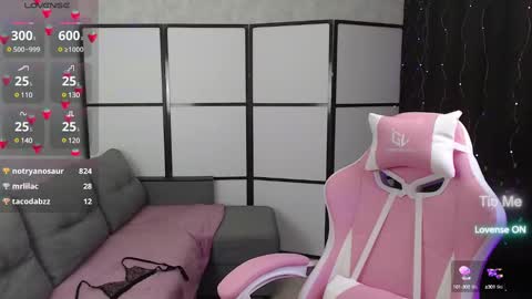 Snapshot of lillian_clark7 chatting on February 26, 12:27 pm Lillian online show from February 26, 12:27 pm