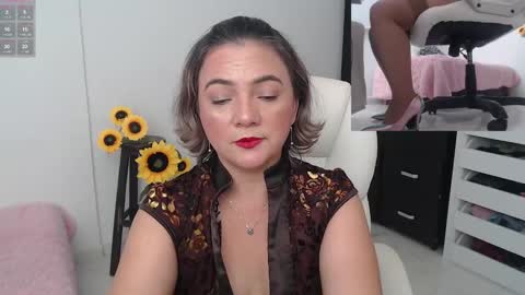 Snapshot of lilly_milf chatting on December 3, 11:40 pm Lilly online show from December 3, 11:40 pm