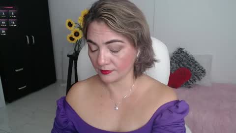 Snapshot of lilly_milf chatting on February 21, 12:17 pm Lilly online show from February 21, 12:17 pm