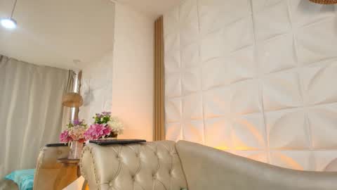 Lily Lauren online show from December 4, 1:00 pm