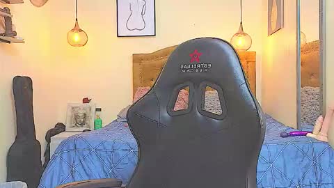 lily_sanderss online show from December 16, 1:50 pm