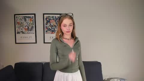 lilycoliins online show from July 14, 7:19 pm