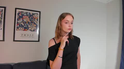 lilycoliins online show from July 13, 5:49 pm
