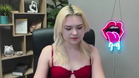 Lily online show from March 4, 7:38 am