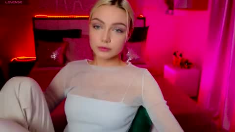 I am Lina online show from November 14, 2:19 pm