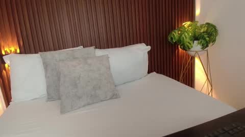 L I N D A online show from December 2, 3:09 pm