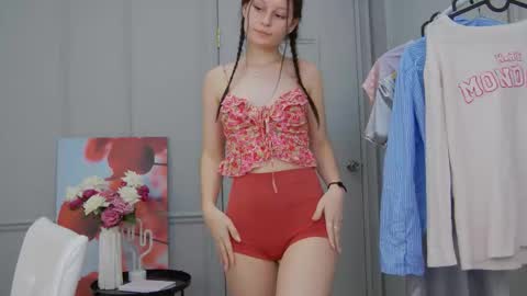 Mia online show from October 17, 2:10 pm