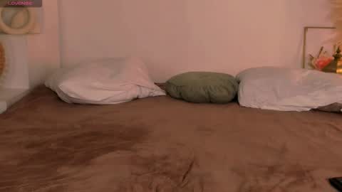 little_clare_ online show from March 25, 12:34 pm