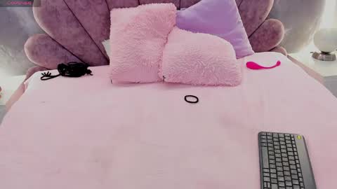 little_melanie online show from April 19, 6:10 pm