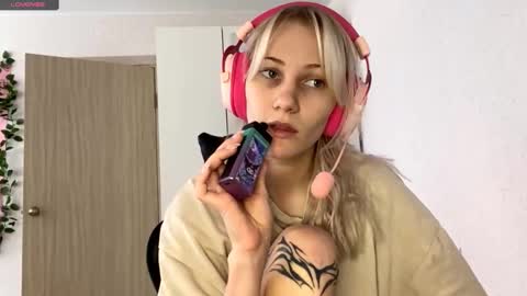 Snapshot of little_soyia chatting on October 18, 9:46 am Lana online show from October 18, 9:46 am