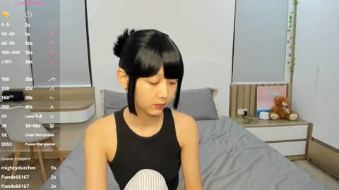 Yena and Gabby online show from April 20, 7:06 pm