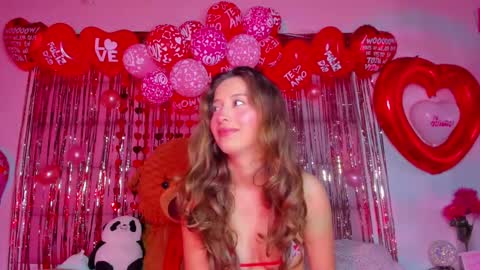 Snapshot of littlee_emma_ chatting on February 17, 2:53 am littlee_emma_ online show from February 17, 2:53 am