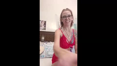 Snapshot of livingwithlilith chatting on October 8, 5:02 am Lilith online show from October 8, 5:02 am