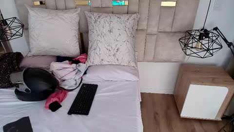 Snapshot of lizz_tender chatting on October 16, 12:49 pm Lizz  online show from October 16, 12:49 pm