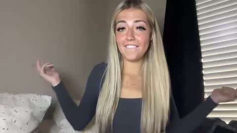 lizzy2bizzy online show from April 1, 7:00 pm