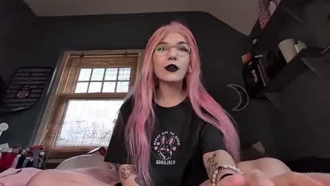 Snapshot of lizzyylovesick chatting on December 14, 2:10 pm lizzybunny online show from December 14, 2:10 pm