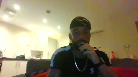 Leon online show from December 18, 6:58 pm