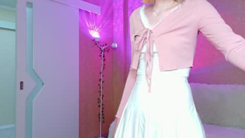 llovelymia online show from June 29, 2:41 am