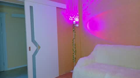 llovelymia online show from June 18, 2:50 am