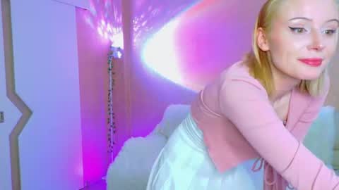 llovelymia online show from June 20, 2:51 am