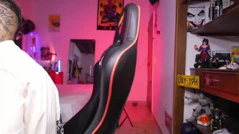 logan_hugh8 online show from March 30, 8:36 am