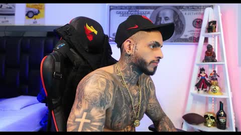 logan_hugh8 online show from December 22, 8:25 pm