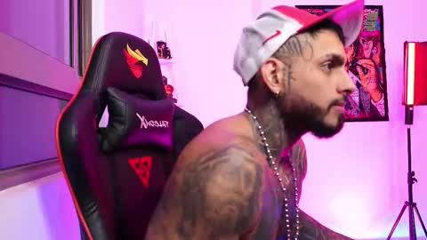 logan_hugh8 online show from October 18, 3:11 am