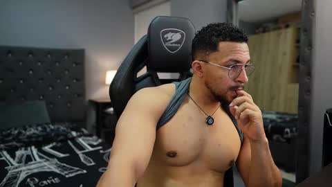 loganmartinx online show from March 23, 1:10 am