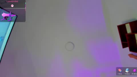 logantwink18 online show from December 19, 9:10 pm