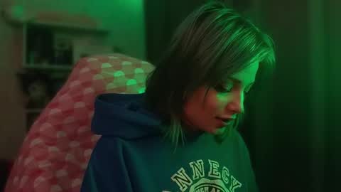 lola online show from December 3, 10:16 am