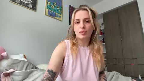 lolaa555 online show from April 1, 7:00 pm