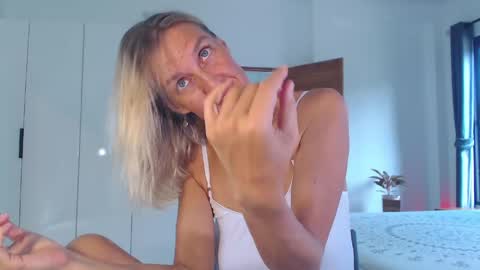 Lola online show from April 19, 2:23 am