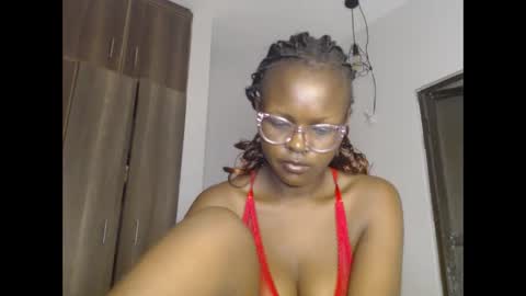 Snapshot of lolamia7 chatting on February 26, 7:12 am lolamia7 online show from February 26, 7:12 am